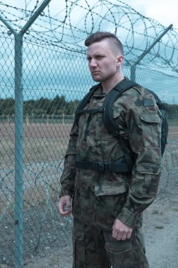 Askeri üniformalı asker.