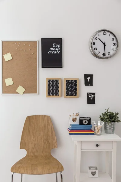 Bulletin board and wooden chair — Stock Photo, Image