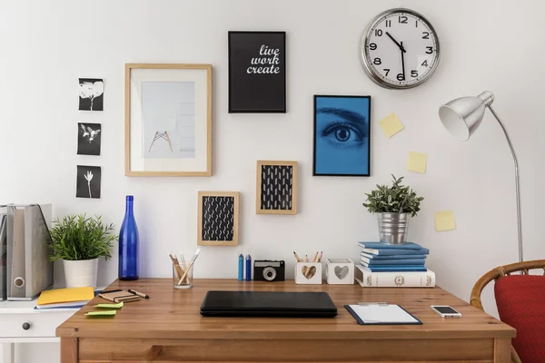 Laptop op het Bureau — Stockfoto