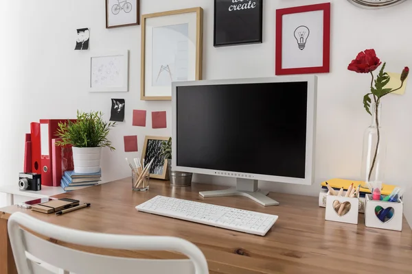 Computador de mesa na mesa de madeira — Fotografia de Stock