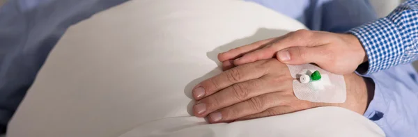 Intravénás kanül férfi kezét — Stock Fotó
