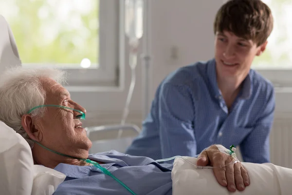 Онук відвідує хворий дідусь — стокове фото