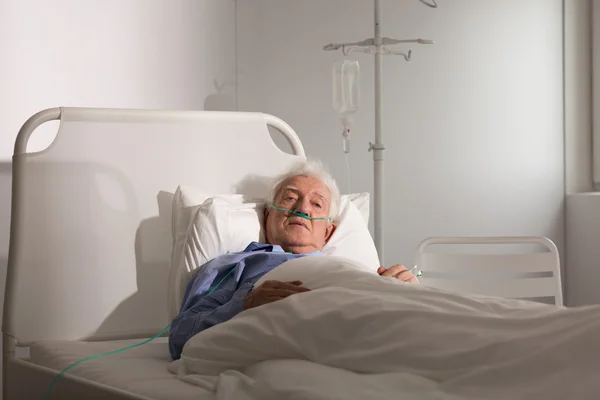 Hombre mayor gravemente enfermo — Foto de Stock