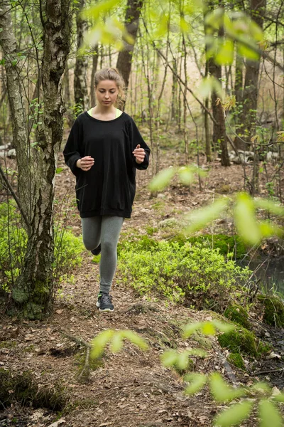 ormanda koşu kadın