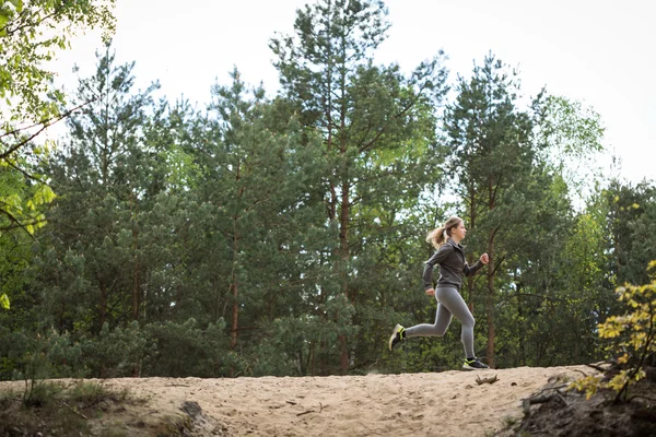 Correr sobre la escarpa arenosa — Foto de Stock