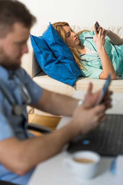 Médicos en consultorio médico — Foto de Stock