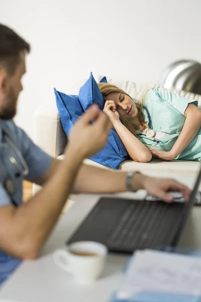 Ärzte entspannen sich im Büro — Stockfoto