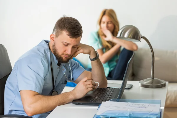 Znudzony lekarzy w biurze — Zdjęcie stockowe