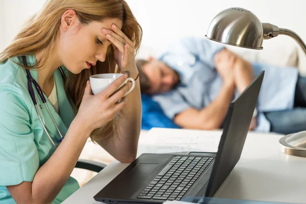 Female medic having headache — Stock Photo, Image