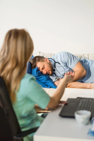 Männlicher Arzt schläft bei der Arbeit — Stockfoto