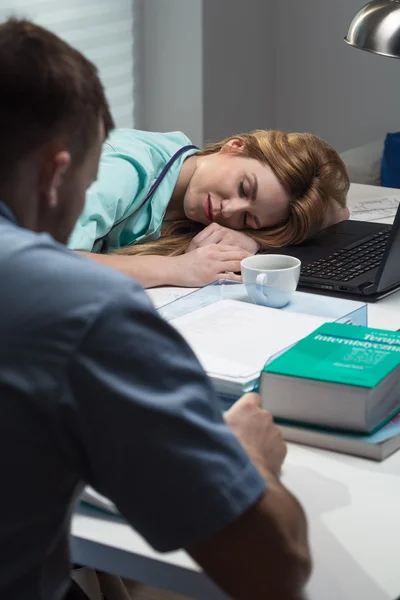 Horas extraordinárias no hospital — Fotografia de Stock