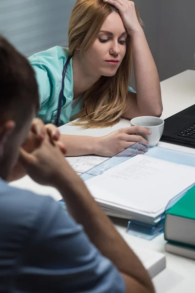 Medisch personeel werken overuren — Stockfoto