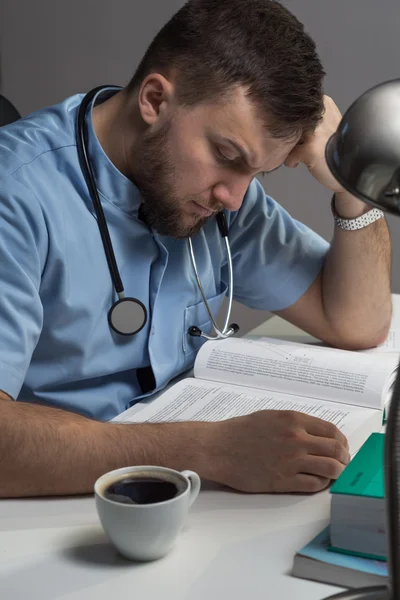 Médico livro de estudo — Fotografia de Stock