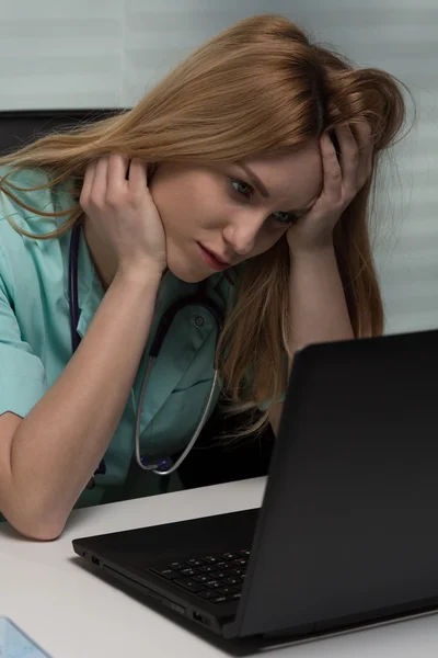 Médico feminino usando laptop — Fotografia de Stock