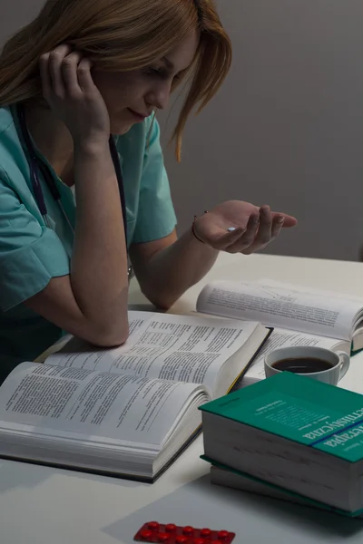 Estudiante de medicina tomando anfetamina — Foto de Stock