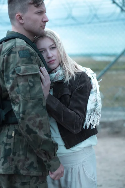 Triest vrouw knuffelen militaire echtgenoot — Stockfoto