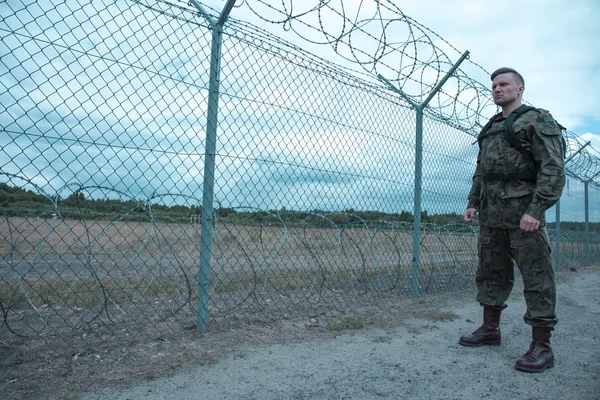 Jovem soldado masculino — Fotografia de Stock