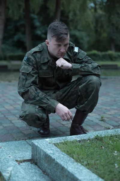 Junge kaukasische Soldaten besuchen Friedhof — Stockfoto