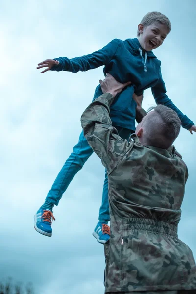 Padre militare di ritorno a casa — Foto Stock