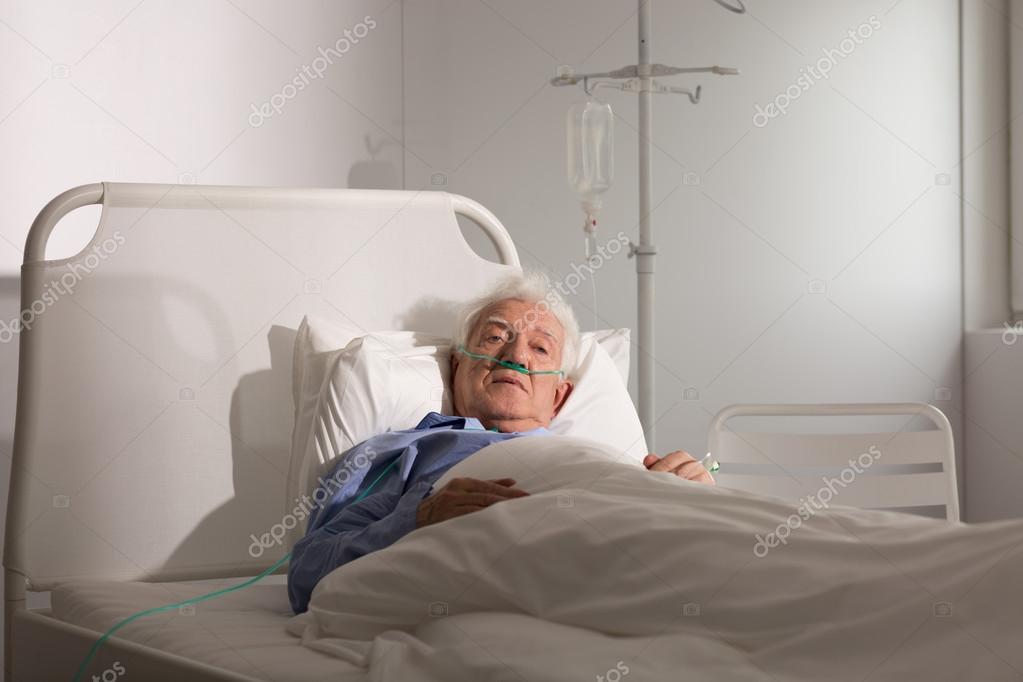 Дед заболел. Больной на больничной койке.