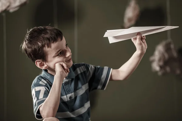 Boy memegang pesawat kertas — Stok Foto