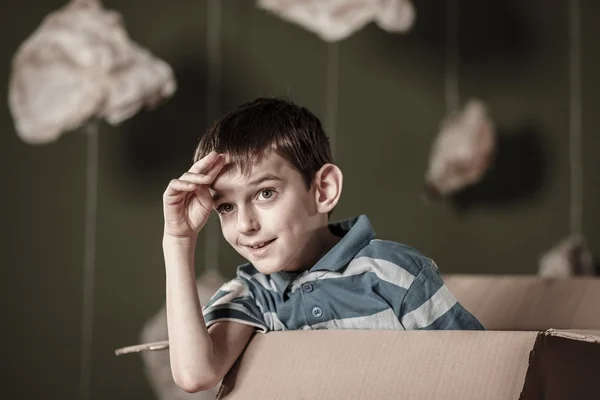 Menino na caixa de papelão — Fotografia de Stock