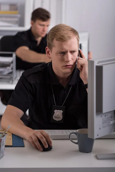Человек, работающий на полицейском телефоне — стоковое фото
