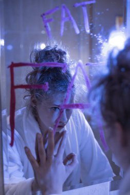 Baskı altında genç kadın