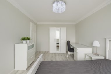 Çağdaş tasarım beyaz yatak odası 