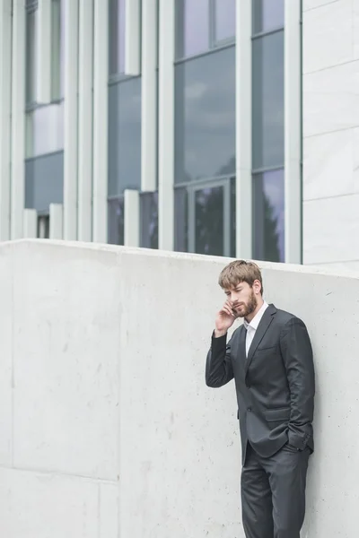 Empresário falando ao telefone — Fotografia de Stock