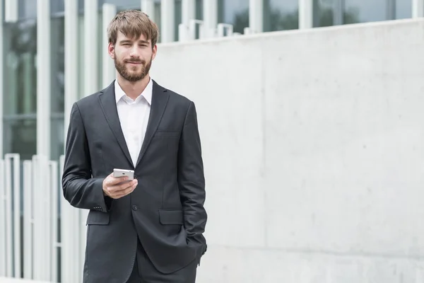 Sonriente joven empresario — Foto de Stock