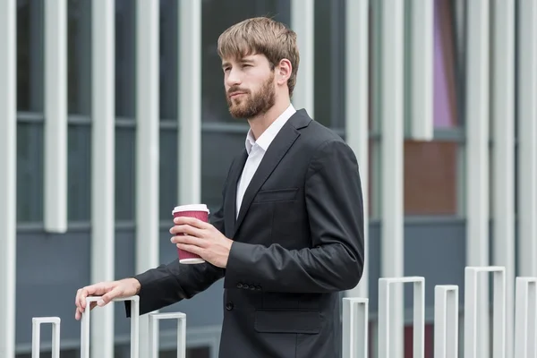 Uomo pensieroso con caffè — Foto Stock