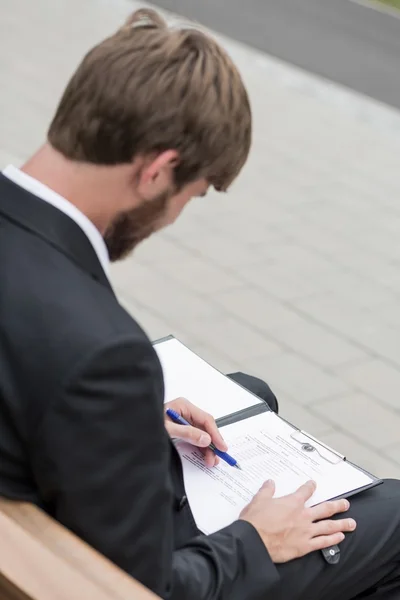 Seduta al lavoro cartaceo — Foto Stock