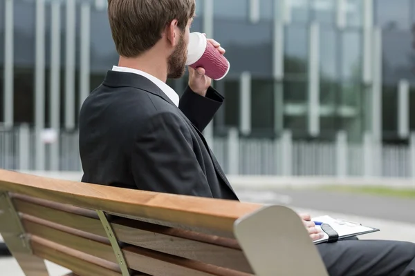 Werken met koffiekopje — Stockfoto