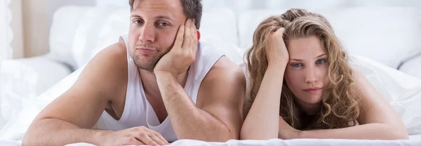 Mujer y hombre cansados — Foto de Stock