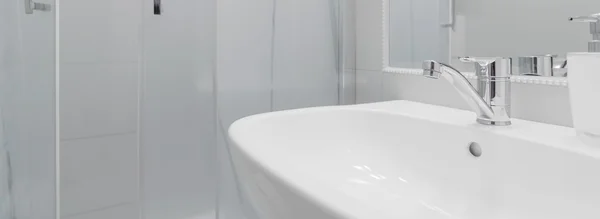 Waschbecken aus weißer Keramik — Stockfoto