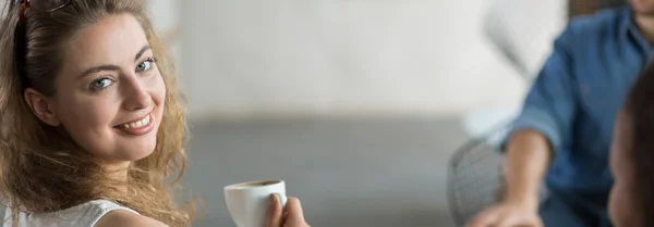 Mujer joven en el restaurante — Foto de Stock