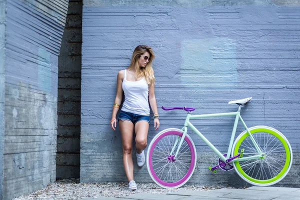 Girl and her trendy bike — Stock Photo, Image