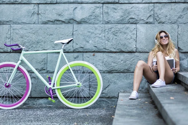 Chica moderna escuchando música —  Fotos de Stock