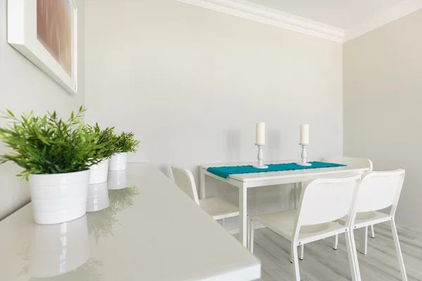 Beyaz ahşap dolap ve masa — Stok fotoğraf