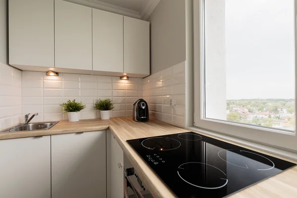 Yeni dairede fonksiyonel mutfak — Stok fotoğraf