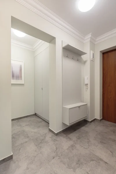 Couloir spacieux avec des murs blancs — Photo