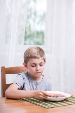 Mutsuz çocuğu çorba yemek