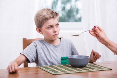 Süt yemek reddederek