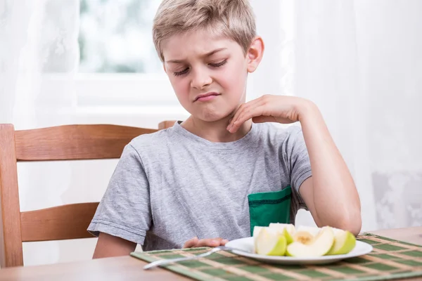 Jongen weigert te eten apple — Stockfoto