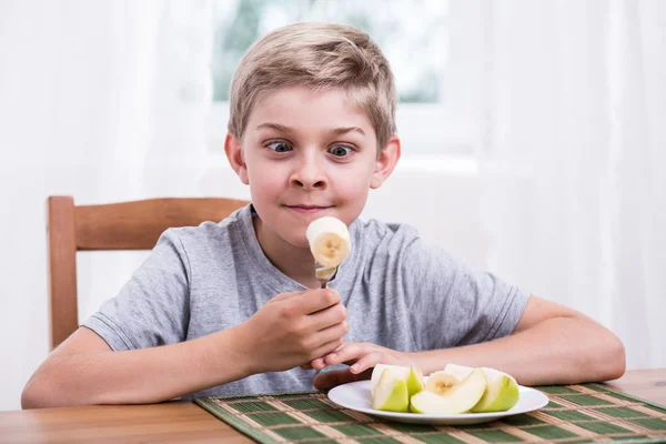 Criança feliz comer banana — Fotografia de Stock