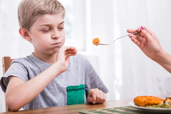 Child refusing to eat dinner — Stock Photo, Image