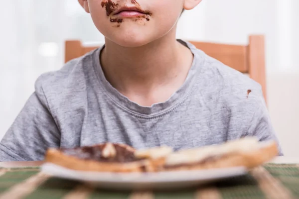 Schokolade um den Mund — Stockfoto