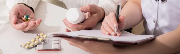 Writing a prescription — Stock Photo, Image