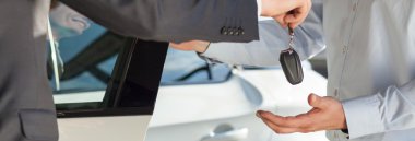 Adam arabanın anahtarları alma